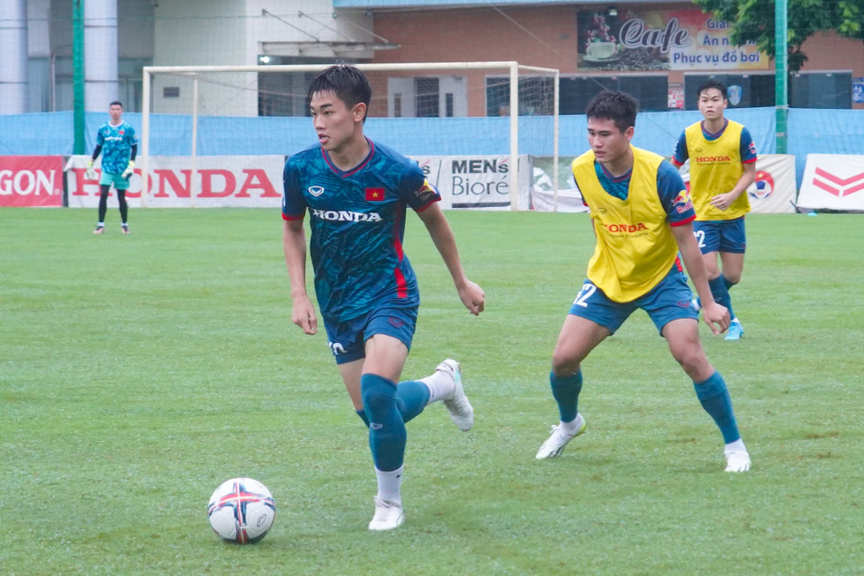 Đây là buổi tập đầu tiên của Đội tuyển Olympic sau khi có thêm 12 cầu thủ từ U23 Việt Nam, qua đó nâng quân số tập luyện lên 24 cầu thủ. (Ảnh: Việt Anh/Vietnam+)