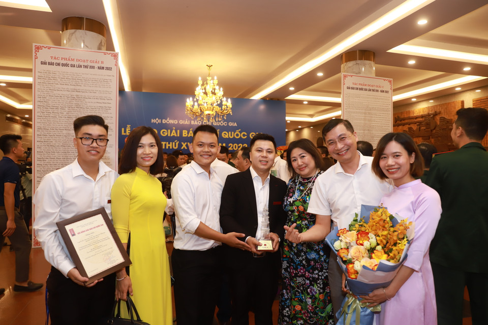 Lãnh đạo Báo Điện tử VietnamPlus chụp ảnh lưu niệm cùng nhóm tác giả đoạt Giải A. (Ảnh: PV/Vienam+)