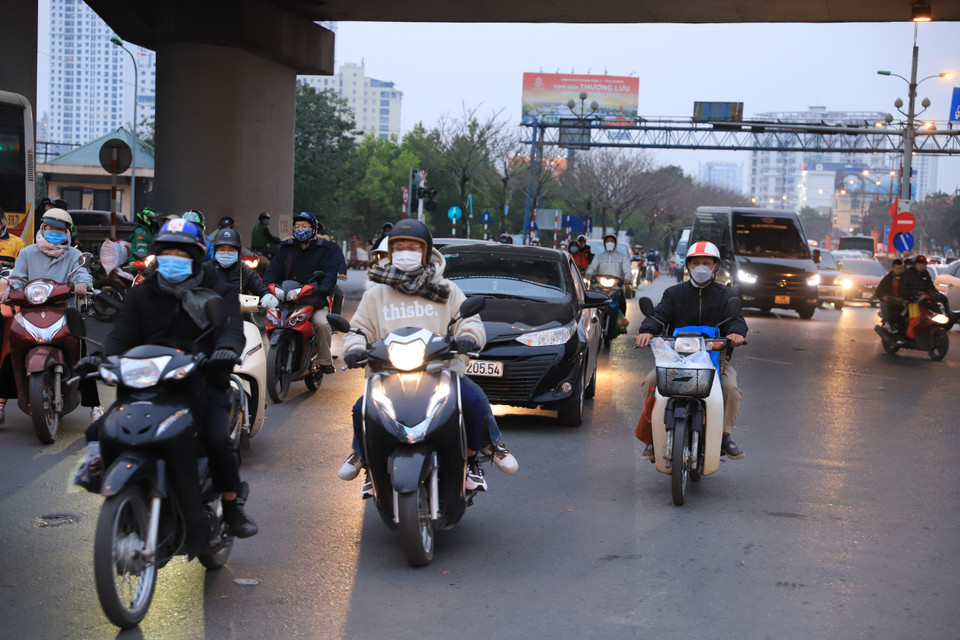 Tại khu vực ngã tư Giải Phóng-Ngọc Hồi, lượng phương tiện tăng cao so với thời điểm đầu giờ chiều khiến các phương tiện di chuyển chậm, tuy nhiên không xảy ra tình trạng ùn ứ kéo dài. (Ảnh: Hoài Nam/Vietnam+)
