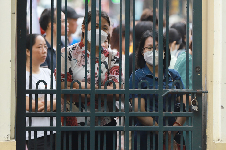 Các bậc phụ huynh cũng hồi hộp không kém các sỹ tử trong ngày làm thủ tục dự thi vào lớp 10. (Ảnh: PV/Vietnam+)