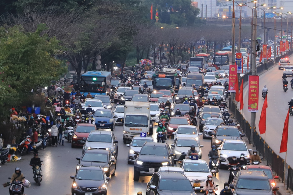 Ghi nhận vào thời điểm 17 giờ 30 phút, mật độ giao thông tại nhiều tuyến đường bắt đầu tăng nhưng không xuất hiện tình trạng kẹt cứng. (Ảnh: Hoài Nam/Vietnam+)