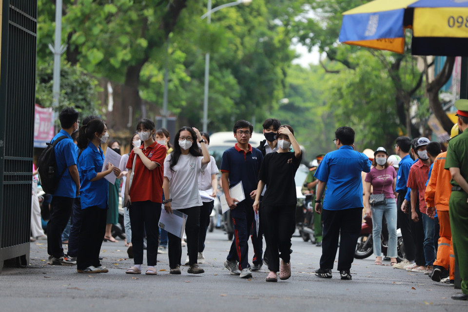 Tại điểm trường trung học phổ thông Chu Văn An, các sỹ tử đến điểm thi để nhận phòng thi và nghe phổ biến quy chế thi vào lúc 9 giờ sáng. (Ảnh: PV/Vietnam+)
