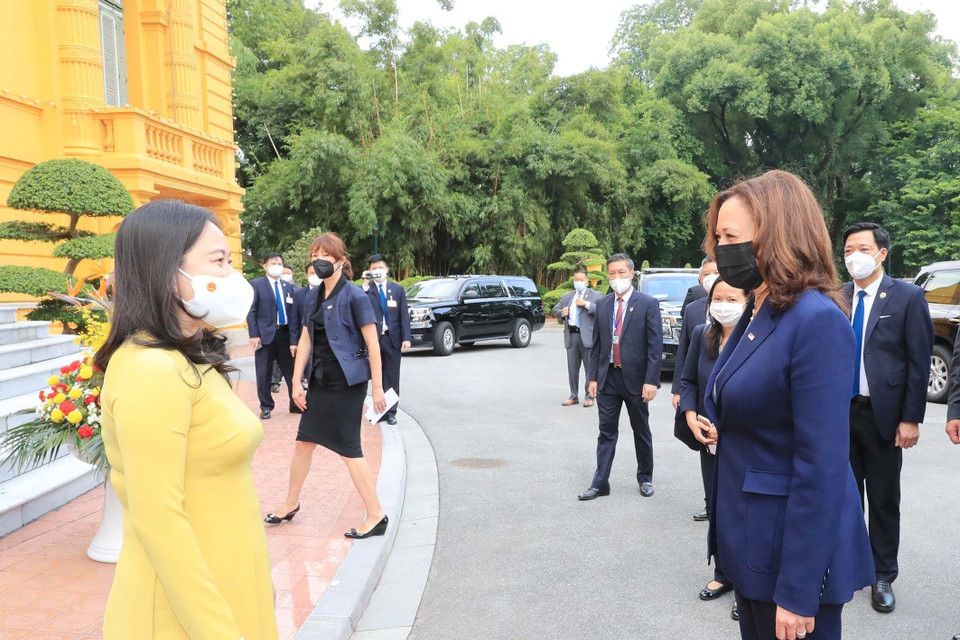 Phó Chủ tịch nước Võ Thị Ánh Xuân đón Phó Tổng thống Hoa Kỳ Kamala Harris. (Ảnh: Trọng Đức/TTXVN)