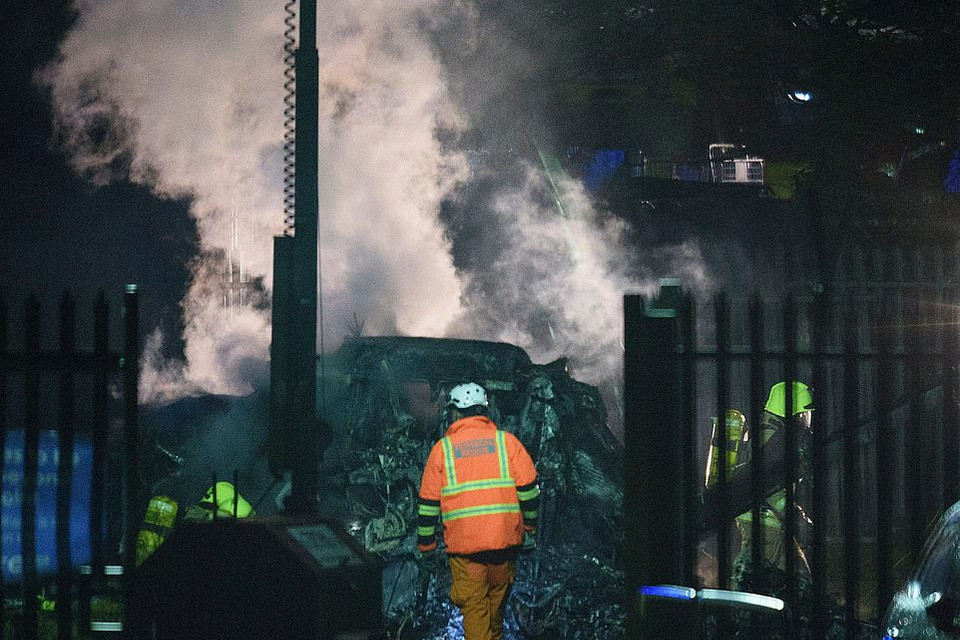 ...chiếc trực thăng giờ chỉ như đống sắt vụn.