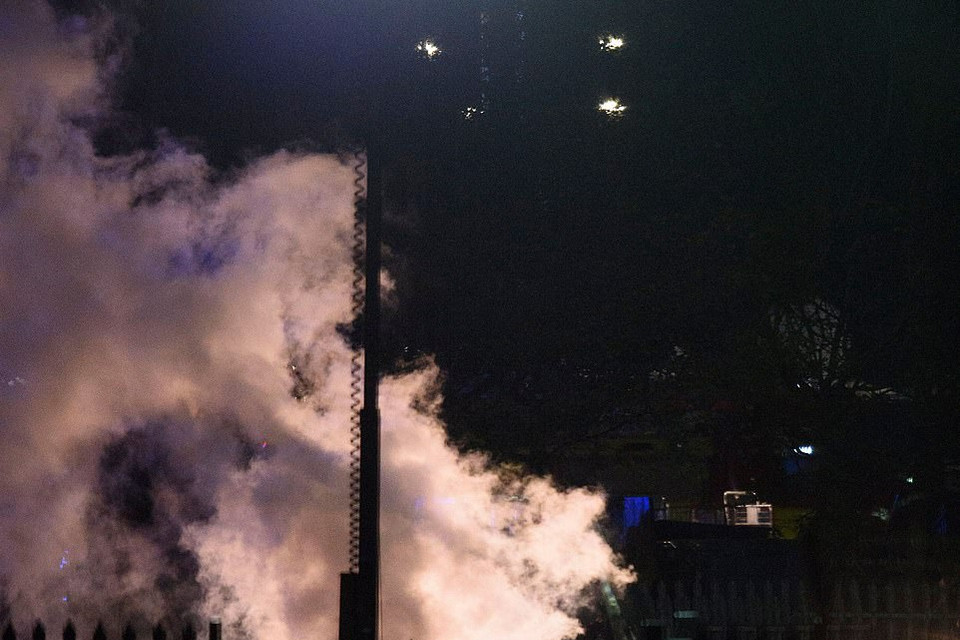 Sau khi đám cháy được dập tắt...