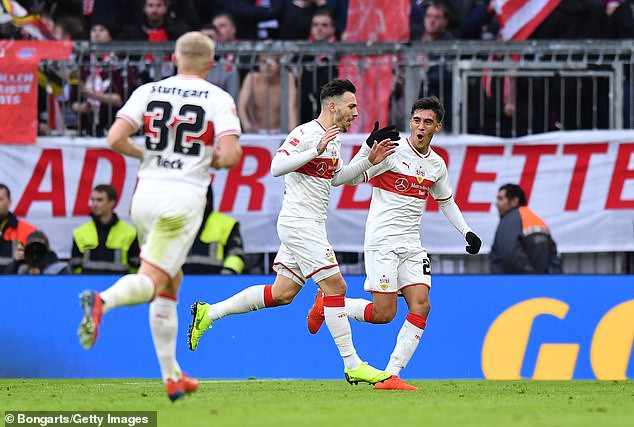 Anastasios Donis (giữa) mang về bàn thắng gỡ hòa 1-1 cho đội khách.