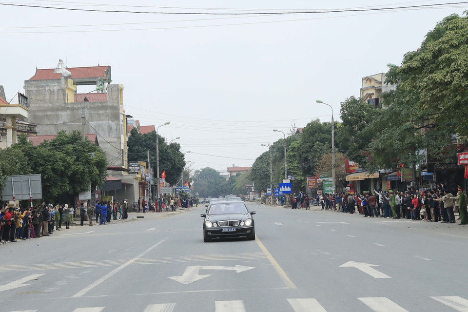 Đoàn xe qua thị trấn Vôi, huyện Lạng Giang, tỉnh Bắc Giang (ảnh chụp lúc 9 giờ 48 phút). (Ảnh: Nhan Sáng/TTXVN)