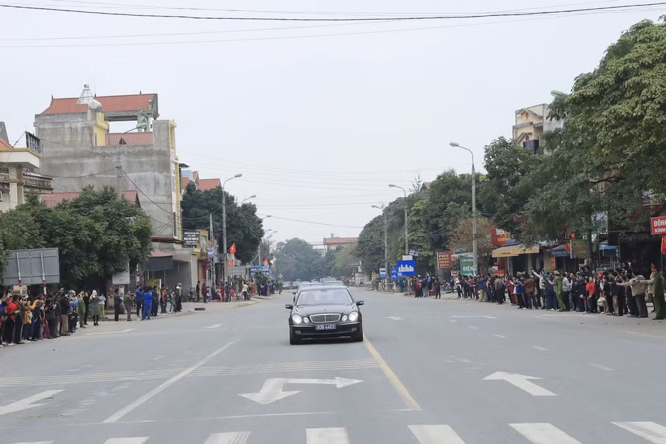 Đoàn xe qua thị trấn Vôi, huyện Lạng Giang, tỉnh Bắc Giang (ảnh chụp lúc 9 giờ 48 phút). (Ảnh: Nhan Sáng/TTXVN)
