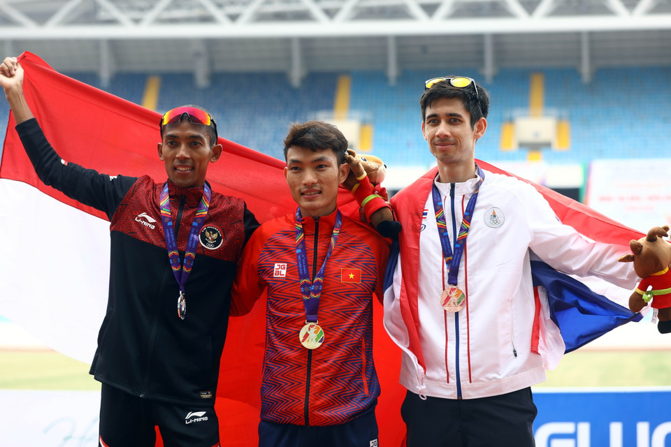 Hoàng Nguyên Thanh trên bục nhận huy chương cùng Agus Prayogo (Indonesia, HCB) và Tony Ah-Thit Payne (Thái Lan, HCĐ). (Ảnh: Huy Hùng/TTXVN)