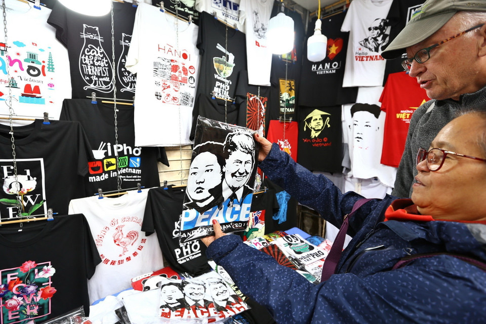 Áo phông in hình Tổng thống Donald Trump và Chủ tịch Kim Jong-un trên phố Hàng Bông (Hà Nội) đang là mặt hàng bán rất chạy. (Ảnh: Minh Quyết/TTXVN)