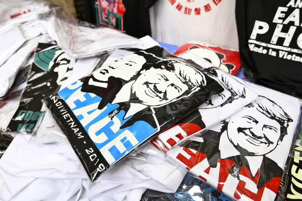 Trước thềm Hội nghị thượng đỉnh Mỹ-Triều Tiên lần thứ hai diễn ra tại Hà Nội, những sản phẩm lưu niệm như áo phông, cờ Mỹ, cờ Triều Tiên và cờ Việt Nam thu hút khách du lịch quốc tế và người dân.