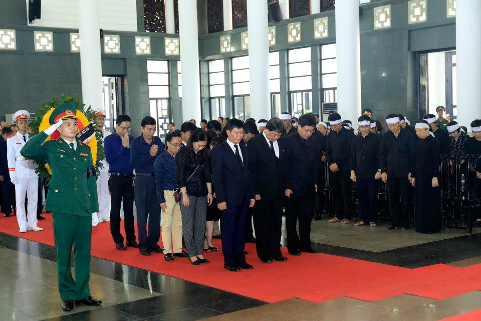 Đoàn Viện Hàn lâm Khoa học xã hội Việt Nam viếng Chủ tịch nước Trần Đại Quang. (Ảnh: TTXVN)