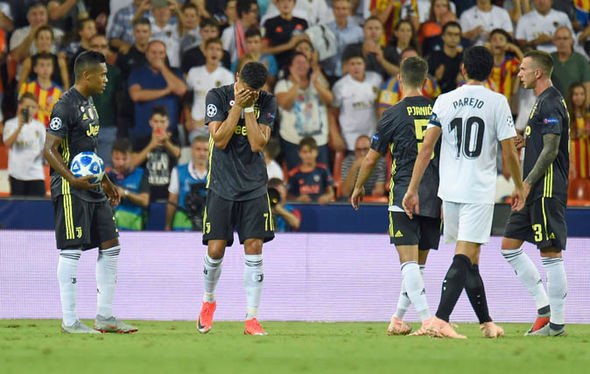 ...trước khi ngậm ngùi rời sân trong nước mắt.