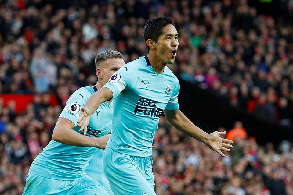 Chỉ 3 phút sau, Yoshinori Muto tiếp tục khiến cổ động viên Quỷ đỏ thất vọng.