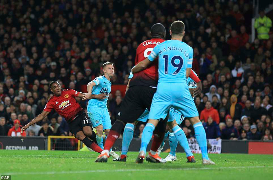 7 phút sau, Martial dứt điểm đầy hiểm hóc vào góc gần sau pha đánh gót tinh tế của Paul Pogba.