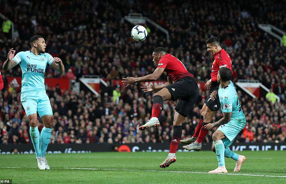 ...khi cầu thủ có chiều cao khiêm tốn Alexis Sanchez bật cao đánh đầu quá khó.