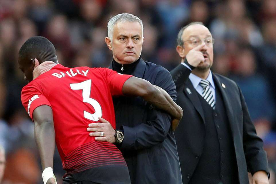 Chứng kiến những gì diễn ra, Mourinho buộc phải rút trung vệ Eric Bailly ra khỏi sân và đưa Juan Mata vào sân tăng cường khả năng tấn công.
