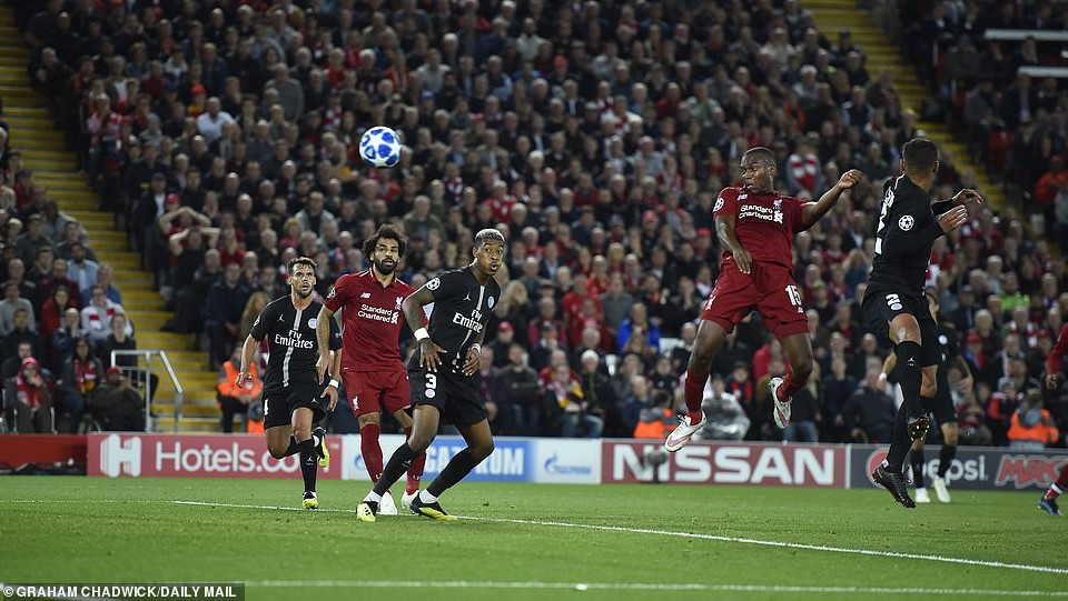 Liverpool là đội chơi ép sân sau tiếng còi khai cuộc nhưng phải đến phút 30 họ mới phá vỡ thế cân bằng...