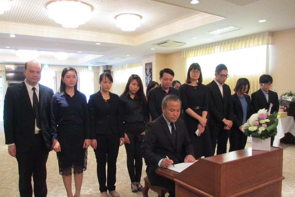 Đại sứ Việt Nam tại Nhật Bản Vũ Hồng Nam ghi vào sổ tang. (Ảnh: Đào Tùng/Vietnam+)