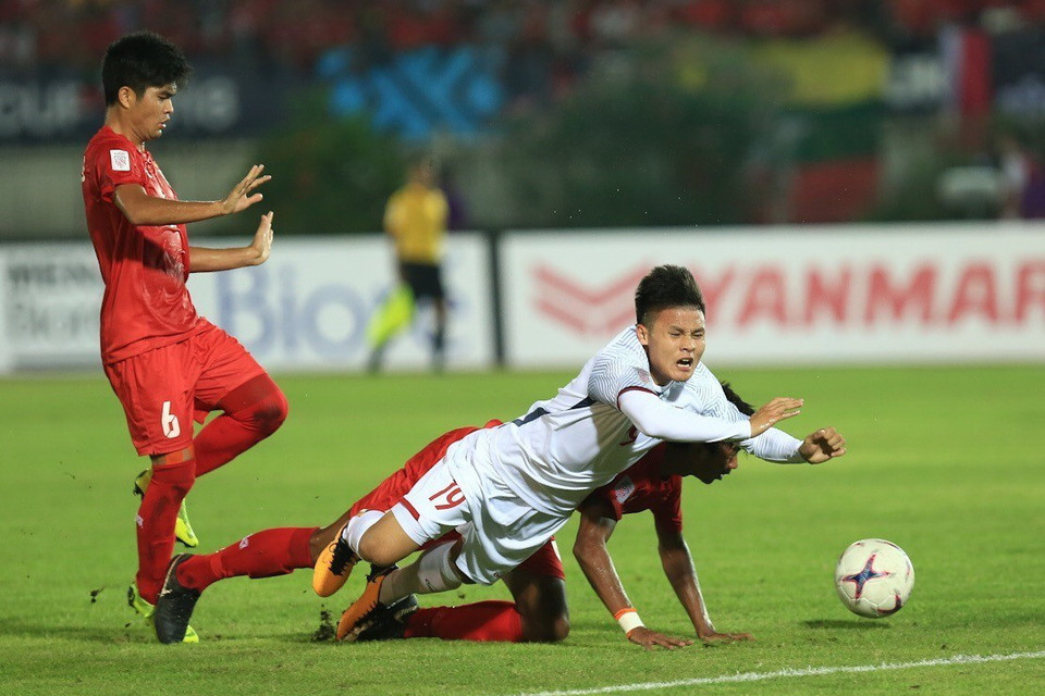 Quang Hải (19) bị hậu vệ Myanmar phạm lỗi trước vòng cấm địa. (Ảnh: Trọng Đạt/TTXVN)