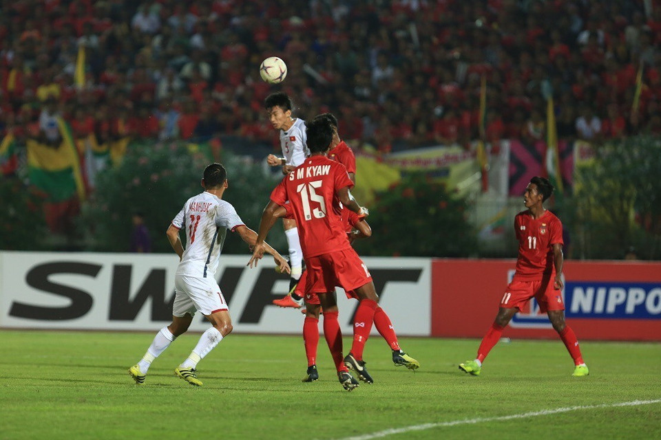 Pha đánh đầu chuyền bóng cho Anh Đức (số 11) của hậu vệ Đoàn Văn Hậu (số 5) trước sự ngăn cản quyết liệt của 2 cầu thủ đội Myanmar. (Ảnh: Trọng Đạt/TTXVN)