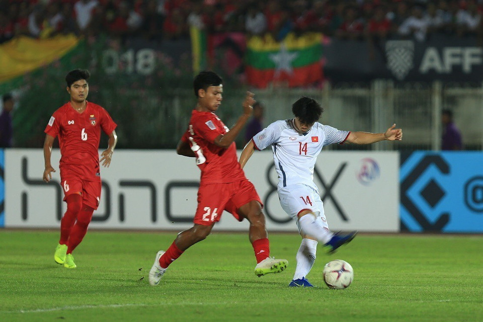 Pha xử lý bóng của Công Phượng (số 14) trước vòng cấm địa của đội Myanmar. (Ảnh: Trọng Đạt/TTXVN)