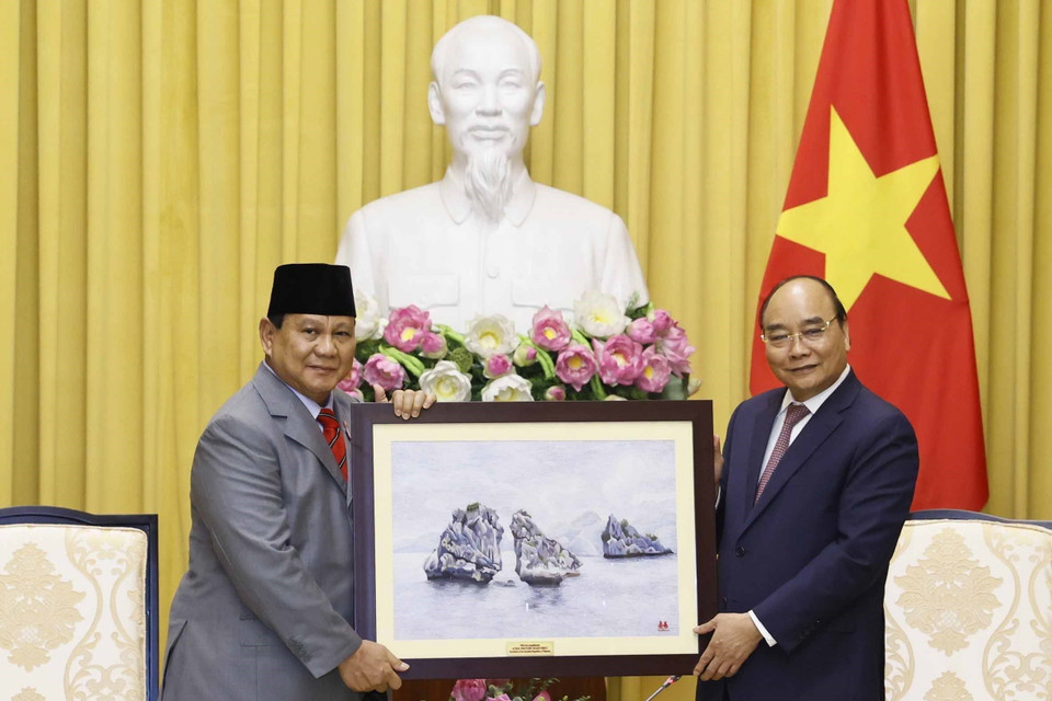 Chủ tịch nước Nguyễn Xuân Phúc tặng quà Bộ trưởng Bộ Quốc phòng Indonesia Prabowo Subianto. (Ảnh: Thống Nhất/TTXVN)