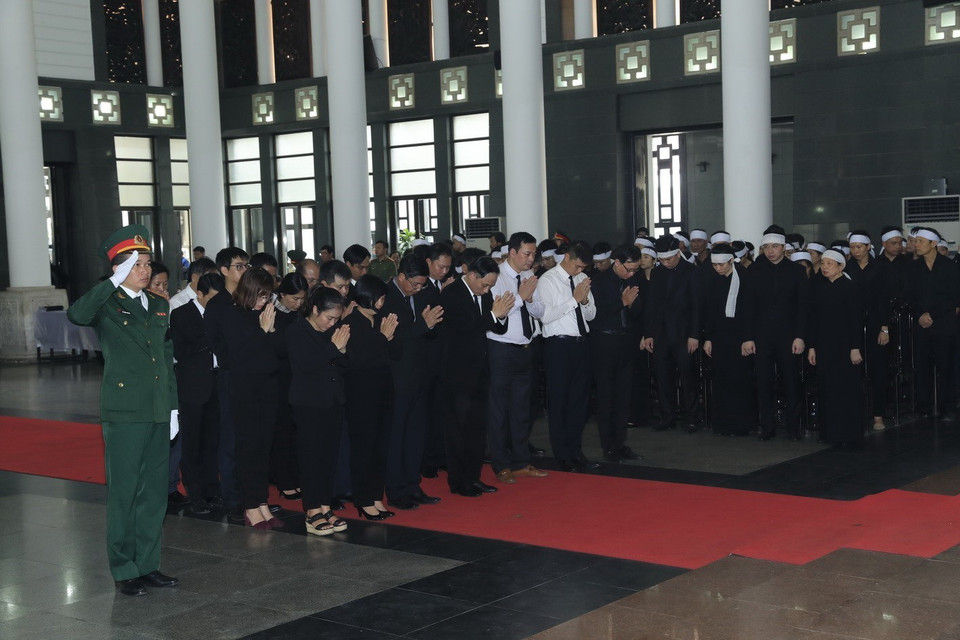 Đoàn Đảng ủy ngoài nước viếng Chủ tịch nước Trần Đại Quang. (Ảnh: Nhan Sáng/TTXVN)