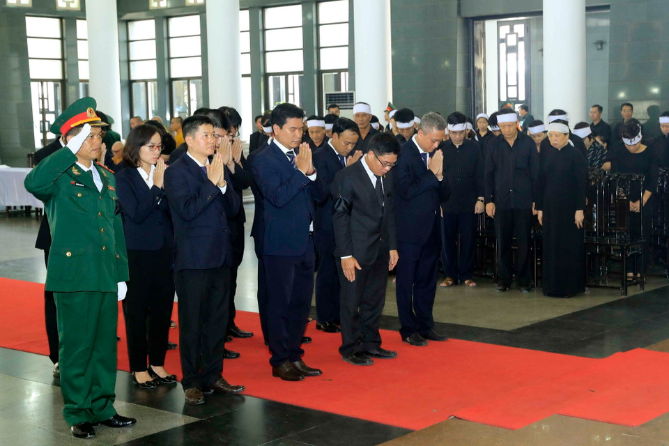 Đoàn Tổng cục Thuế viếng Chủ tịch nước Trần Đại Quang. (Ảnh: TTXVN)