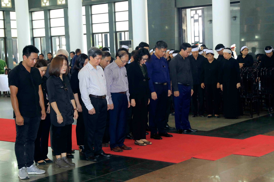 Đoàn Bảo hiểm xã hội Việt Nam do Tổng Giám đốc Nguyễn Thị Minh dẫn đầu viếng Chủ tịch nước Trần Đại Quang. (Ảnh: TTXVN)