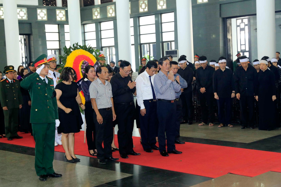 Đoàn Liên hiệp các hội Khoa học và Kỹ thuật Việt Nam viếng Chủ tịch nước Trần Đại Quang. (Ảnh: TTXVN)