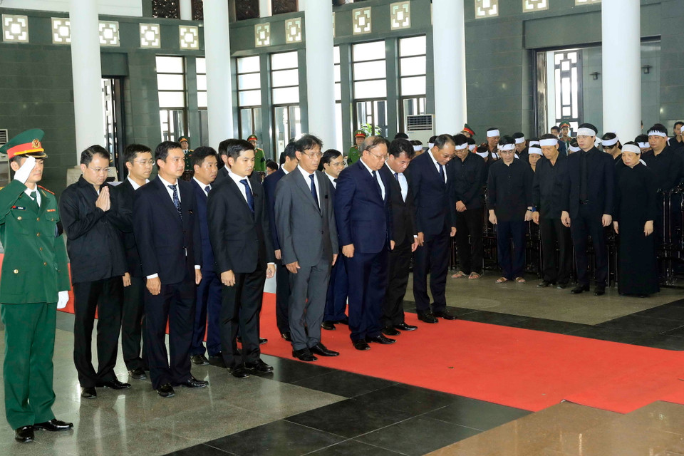 Đoàn Tổng cục Thuế viếng Chủ tịch nước Trần Đại Quang. (Ảnh: TTXVN)