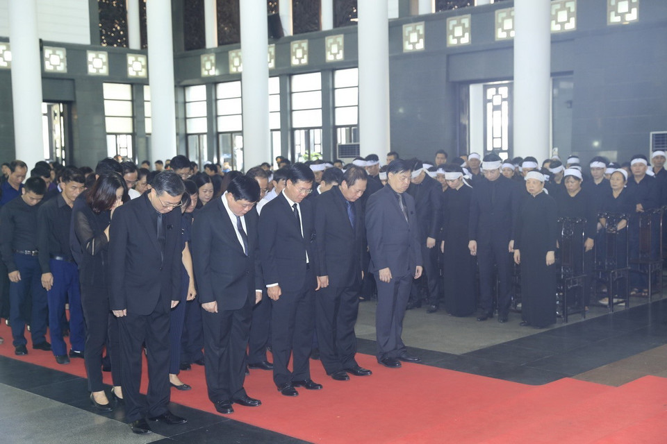 Đoàn Ban Tuyên giáo Trung ương, do đồng chí Võ Văn Thưởng, Ủy viên Bộ Chính trị, Bí thư Trung ương Đảng, Trưởng Ban Tuyên giáo Trung ương làm Trưởng đoàn, viếng Chủ tịch nước Trần Đại Quang. (Ảnh: Nhan Sáng/TTXVN)