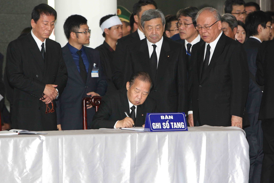 Đoàn Nhật Bản viếng Chủ tịch nước Trần Đại Quang và ghi sổ tang. (Ảnh: TTXVN)