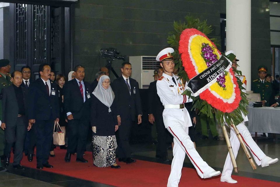 Đoàn Chính phủ Malaysia, do Phó Thủ tướng Wan Azizah Wan Ismail làm trưởng đoàn, viếng Chủ tịch nước Trần Đại Quang. (Ảnh: Doãn Tấn/TTXVN)