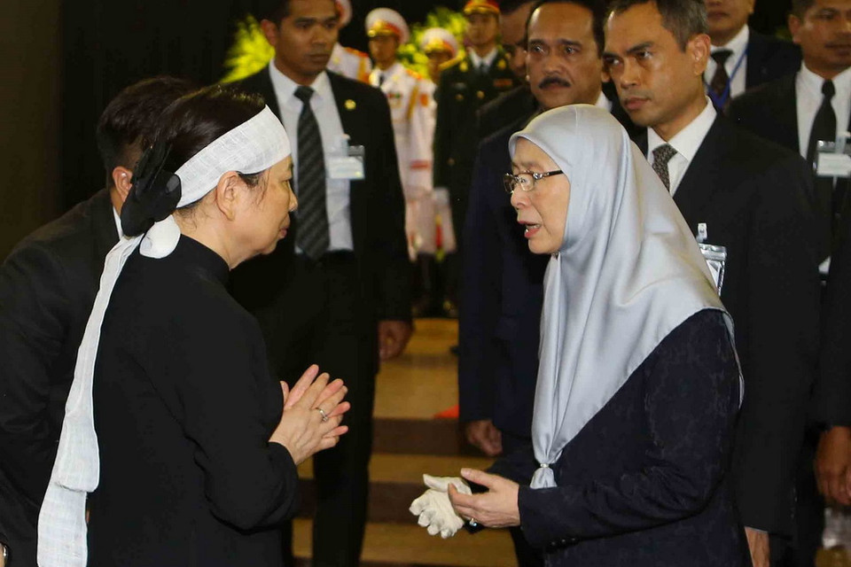 Đoàn Chính phủ Malaysia, do Phó Thủ tướng Wan Azizah Wan Ismail làm trưởng đoàn, viếng Chủ tịch nước Trần Đại Quang và chia buồn cùng tang quyến Chủ tịch. (Ảnh: Doãn Tấn/TTXVN)