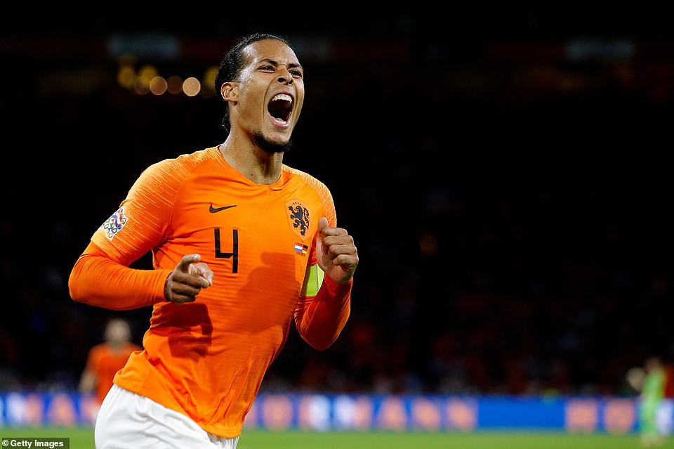 ...mở tỷ số 1-0 cho đội tuyển Hà Lan.