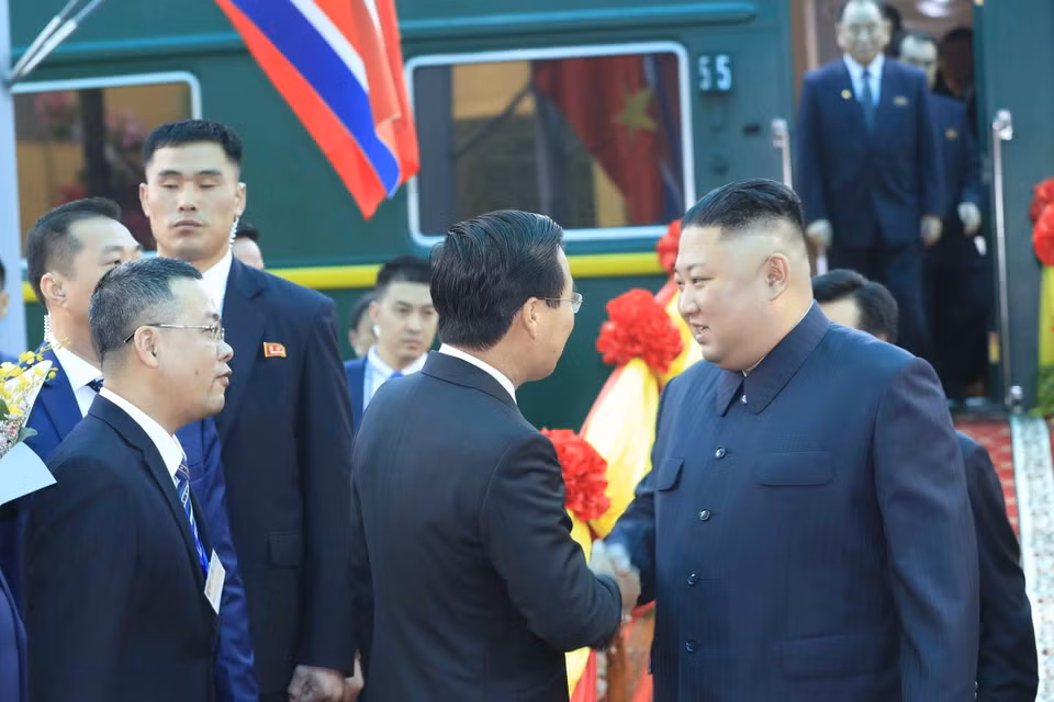 Trong ảnh: Đồng chí Võ Văn Thưởng, Ủy viên Bộ Chính trị, Bí thư Trung ương Đảng, Trưởng ban Tuyên giáo Trung ương đón Chủ tịch Triều Tiên Kim Jong-un tại ga Đồng Đăng. Ảnh: Nhan Sáng/TTXVN