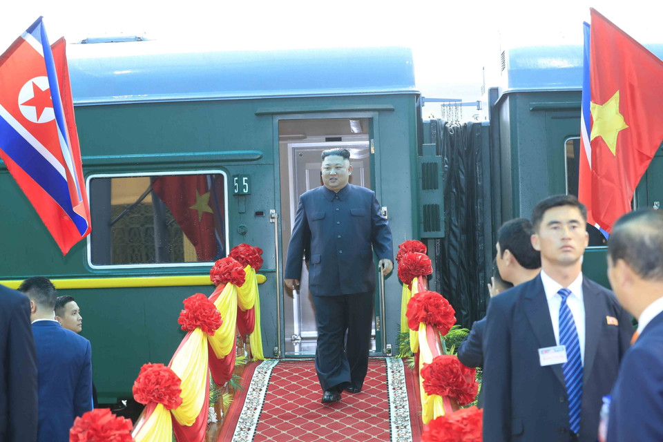 Chủ tịch Triều Tiên Kim Jong-un xuống tàu hỏa tại ga Đồng Đăng lúc 8 giờ 20 phút. (Ảnh: Nhan Sáng/TTXVN)