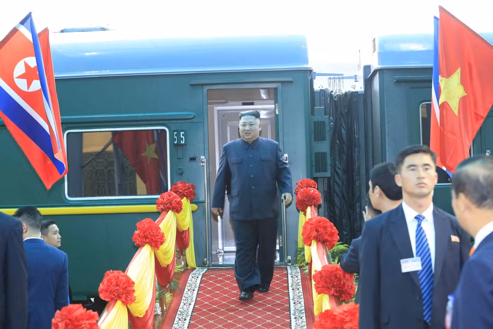 Chủ tịch Triều Tiên Kim Jong-un xuống tàu hỏa tại ga Đồng Đăng lúc 8 giờ 20 phút. (Ảnh: Nhan Sáng/TTXVN)