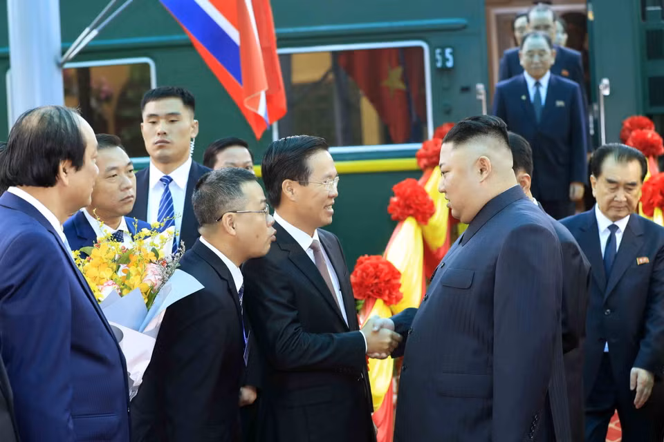 Đồng chí Võ Văn Thưởng, Ủy viên Bộ Chính trị, Bí thư Trung ương Đảng, Trưởng ban Tuyên giáo Trung ương đón Chủ tịch Triều Tiên Kim Jong-un tại ga Đồng Đăng. (Ảnh: Nhan Sáng/TTXVN)