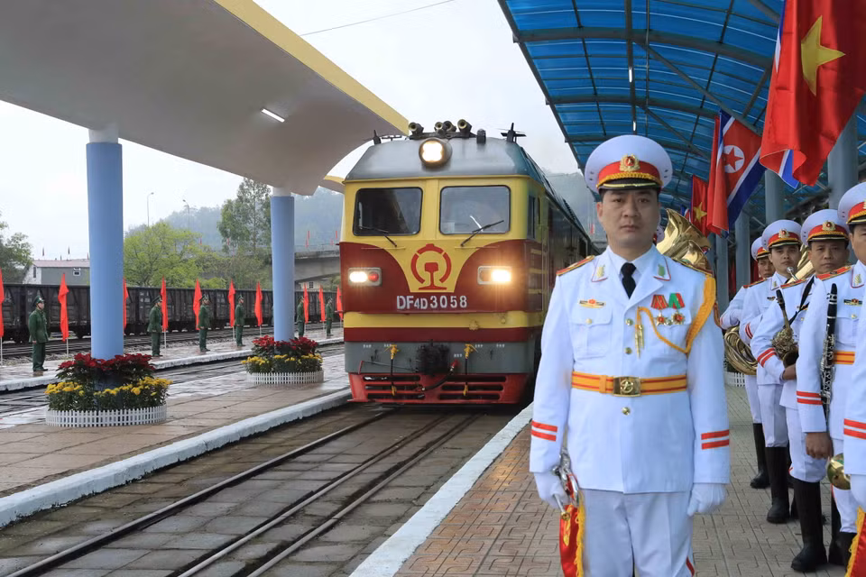 Trước đó, đoàn tàu hỏa đặc biệt chở Chủ tịch Kim Jong-un và đoàn Triều Tiên đến ga Đồng Đăng lúc 8 giờ 13 phút. (Ảnh: Nhan Sáng/TTXVN)