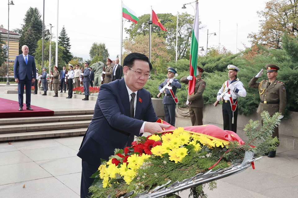 Chủ tịch Quốc hội Vương Đình Huệ đến đặt vòng hoa tại Tượng đài Chiến sỹ vô danh. (Ảnh: Doãn Tấn/TTXVN)