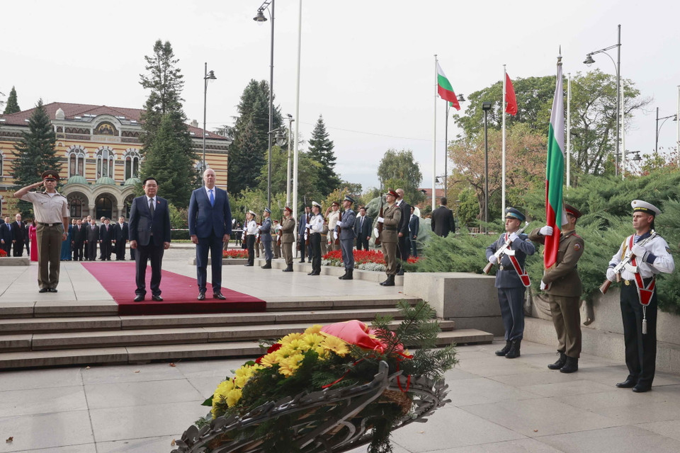 Chủ tịch Quốc hội Vương Đình Huệ đặt vòng hoa tại Tượng đài Chiến sỹ vô danh. (Ảnh: Doãn Tấn/TTXVN)