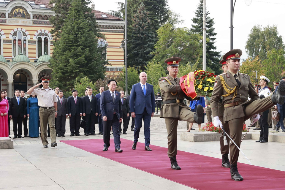 Chủ tịch Quốc hội Vương Đình Huệ đến đặt vòng hoa tại Tượng đài Chiến sỹ vô danh. (Ảnh: Doãn Tấn/TTXVN)