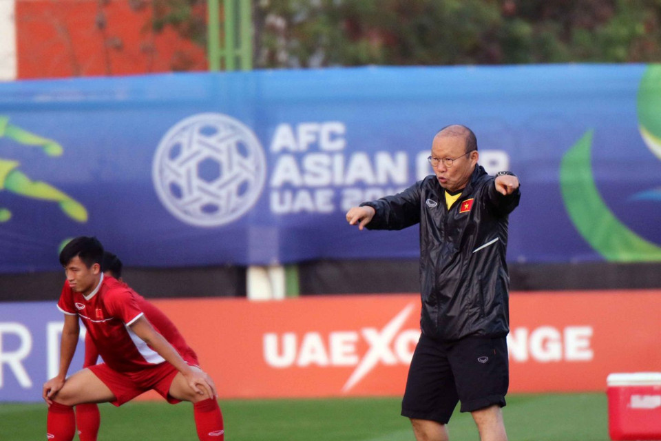 HLV Park Hang-seo chỉ đạo các tuyển thủ Việt Nam tập luyện. (Nguồn: VFF)