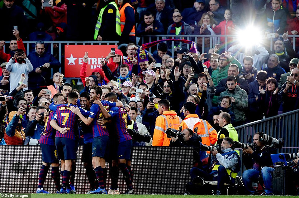 ...và mang đến niềm vui của các cổ động viên nhà tại Nou Camp.