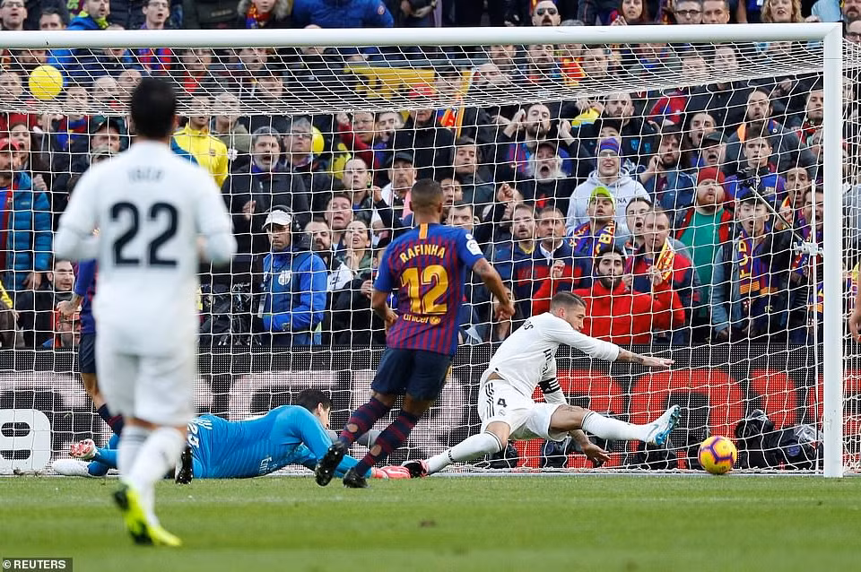 ...sau tình huống tấn công nhanh, phá tan hàng phòng thủ vốn đã rất mong manh của Real Madrid kể từ khi Julen Lopetegui lên nắm quyền.
