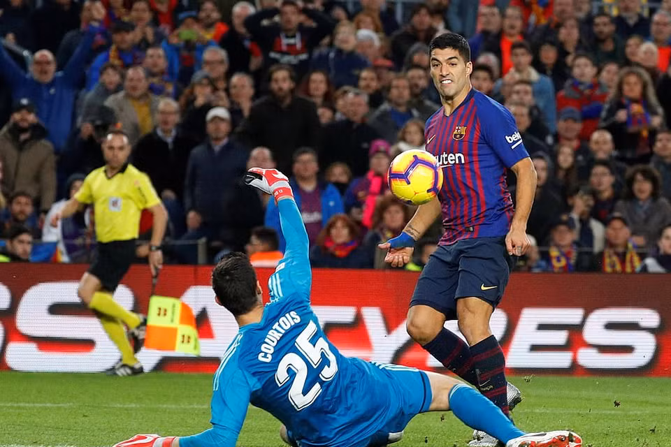...và chỉ chưa đầy 10 phút sau anh hoàn tất cú hat-trick ở trận đấu này.