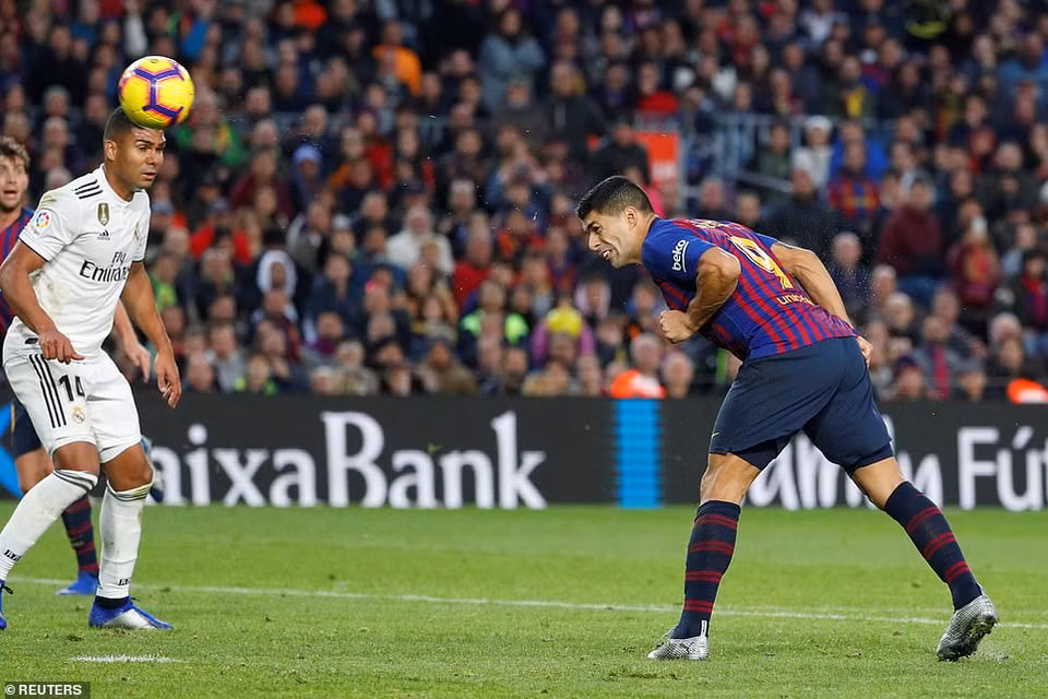 Phút 75, Suarez nâng tỷ số lên 3-1 bằng pha đánh đầu đẳng cấp...